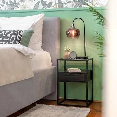 Trendy Centrally Located With Ps5, Ac, Balcony *