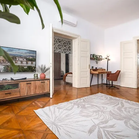 Trendy Centrally Located With Ps5, Ac, Balcony Praga