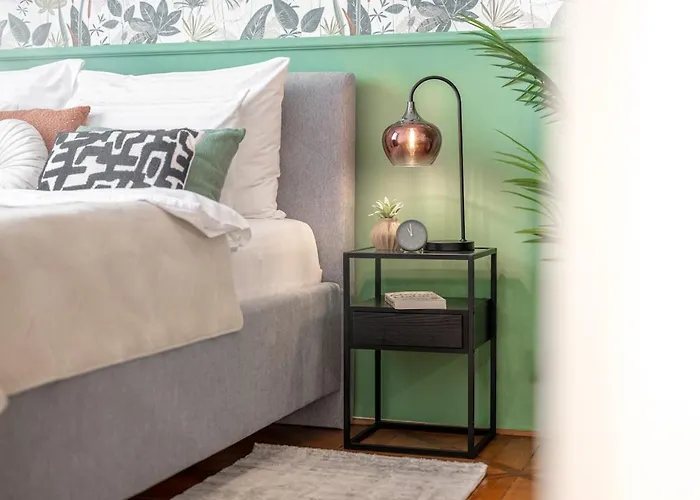 Trendy Centrally Located With Ps5, Ac, Balcony *