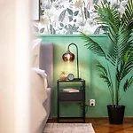 Apartment Trendy Centrally Located With Ps5, Ac, Balcony *