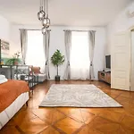 Trendy Centrally Located With Ps5, Ac, Balcony