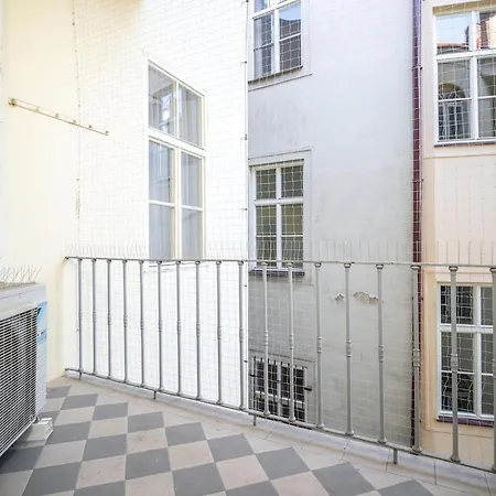 Trendy Centrally Located With Ps5, Ac, Balcony *