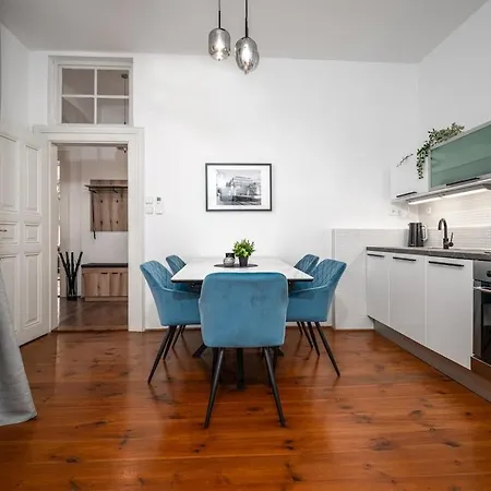 Trendy Centrally Located With Ps5, Ac, Balcony Appartement