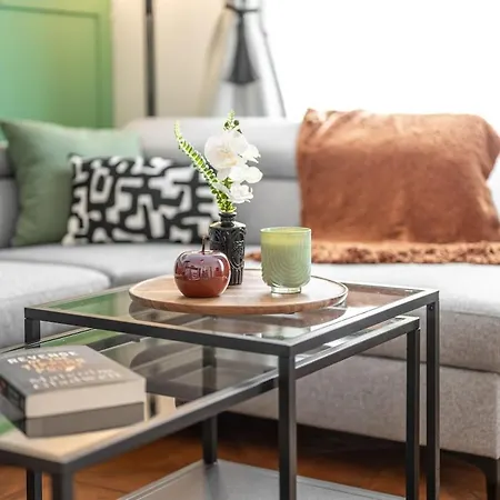 Trendy Centrally Located With Ps5, Ac, Balcony *