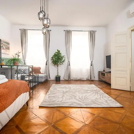 Trendy Centrally Located With Ps5, Ac, Balcony