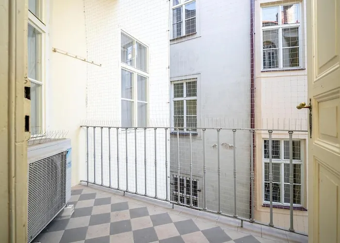 Trendy Centrally Located With Ps5, Ac, Balcony *