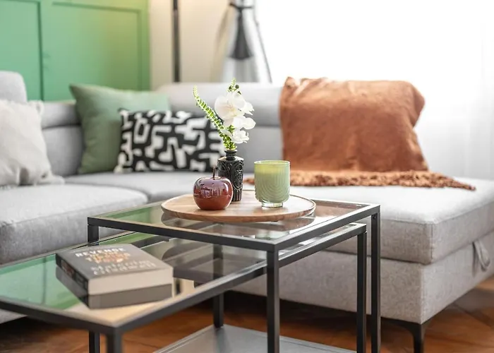 Trendy Centrally Located With Ps5, Ac, Balcony *