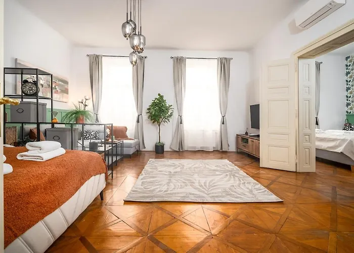 Trendy Centrally Located With Ps5, Ac, Balcony